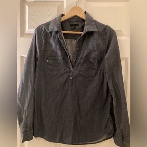 Gap chambray pullover half button up. Size S
